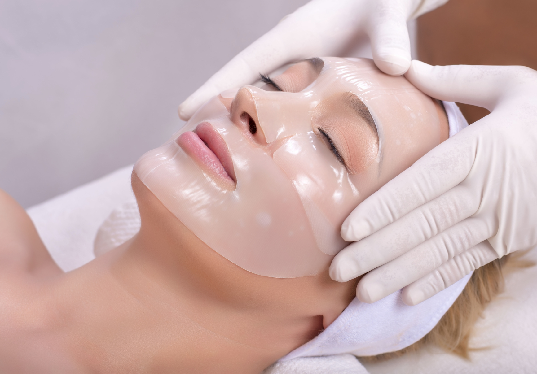 young womenwith face mask in best Derma Clinic in Sushant golf city