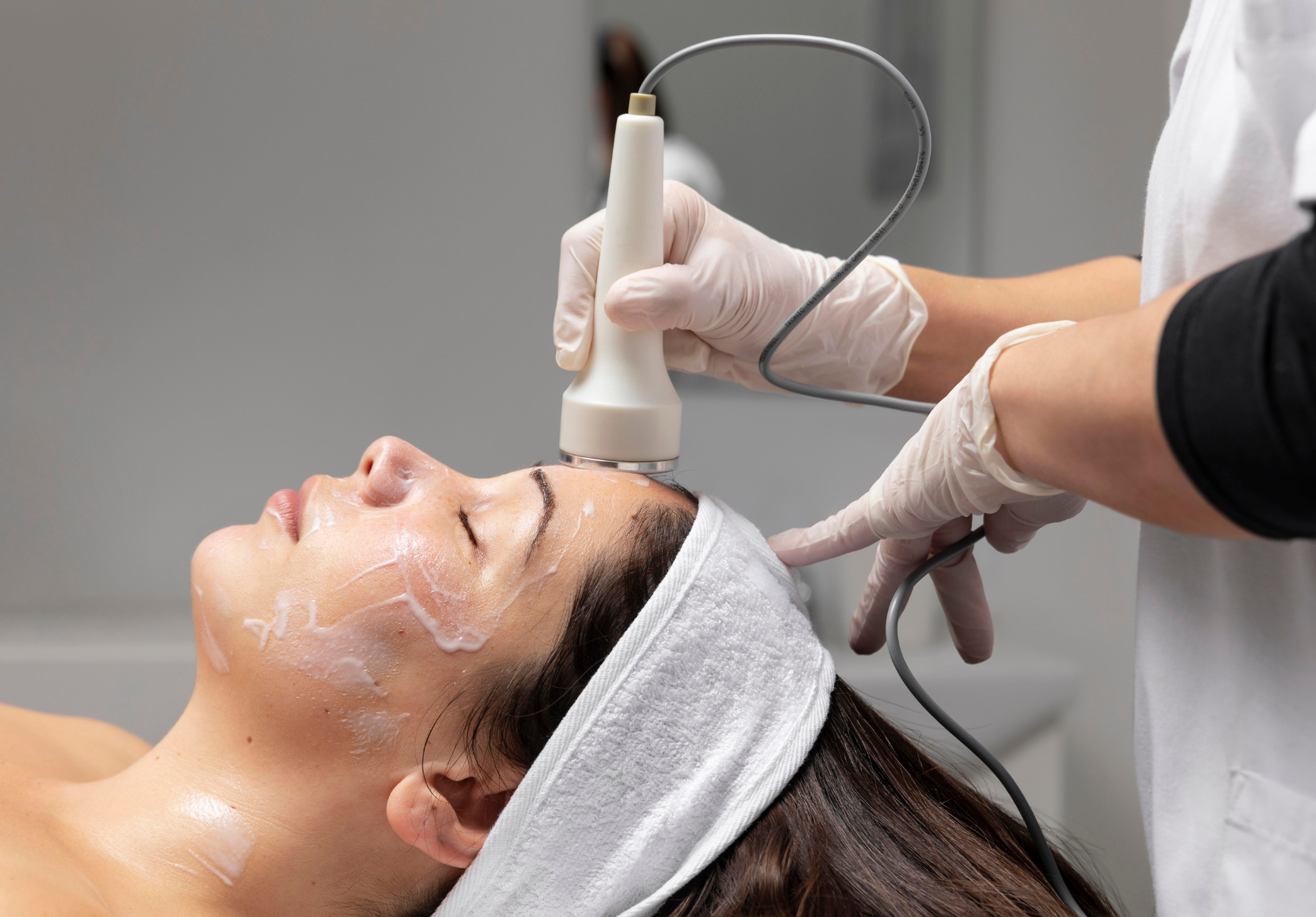 Young woment facial at cutishine Derma Clinic Awadh Vihar Yojna Lucknow